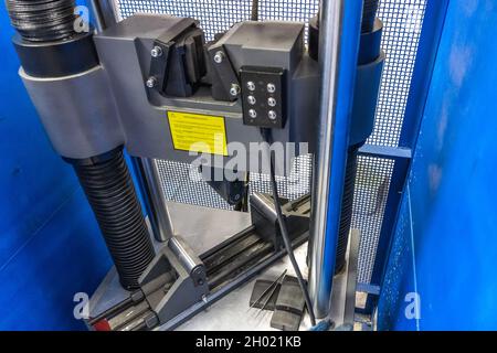 Macchina per la prova di resistenza e deformazione dei metalli in laboratorio presso l'impianto metallurgico. Foto Stock