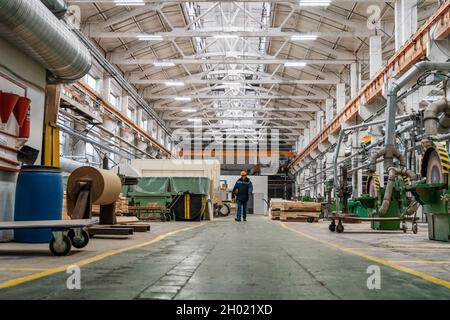 Officina di fabbrica del legno, produzione di stampi in legno e macchinari in acciaio, interni industriali. Foto Stock