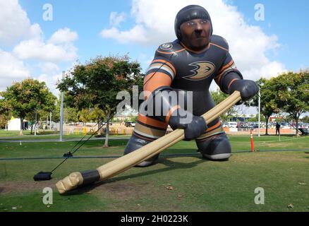 IRVINE, CALIFORNIA - 9 ottobre 2021: Un giocatore di hockey gonfiabile Anaheim Ducks all'Irvine Global Village Festival, un evento annuale che si tiene al Great Par Foto Stock