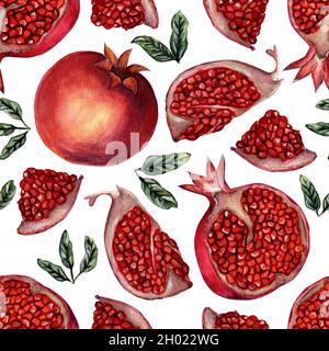 Modello senza cuciture di melograno intero e fette. Acquerello ripetizione illustrazione di frutti di melograno, semi, fette e foglie. Isolato su bianco Foto Stock