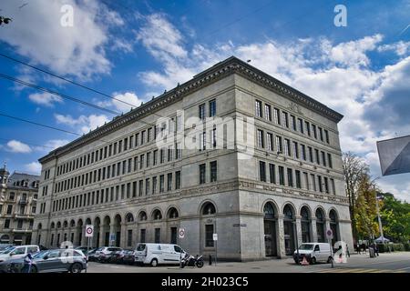 ZURIGO, SVIZZERA - 17 settembre 2021: La costruzione della Banca nazionale svizzera; una vista da Bahnhofstrasse, Zurigo, Svizzera Foto Stock