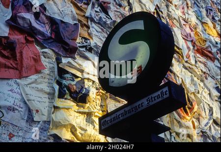 Una casa piena di lettere d'amore: Opere d'arte del 2001 fatte da migliaia di lettere sulla parte anteriore del famoso ex edificio della spedizione postale a Oranienburger Straße, Berlin Mitte. Foto Stock