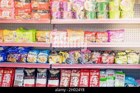 WUHAN, CINA- 22 SETTEMBRE 2021: Varie marche di tagliatelle istantanee in imballaggi per la vendita su scaffale o scaffale di supermercati. Foto Stock