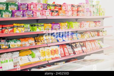 WUHAN, CINA- 22 SETTEMBRE 2021: Varie marche di tagliatelle istantanee in imballaggi per la vendita su scaffale o scaffale di supermercati. Foto Stock