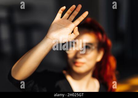 Ritratto di una donna asiatica sorridente che indossa occhiali, bella donna coreana che posa guardando la macchina fotografica in posa per la foto Foto Stock