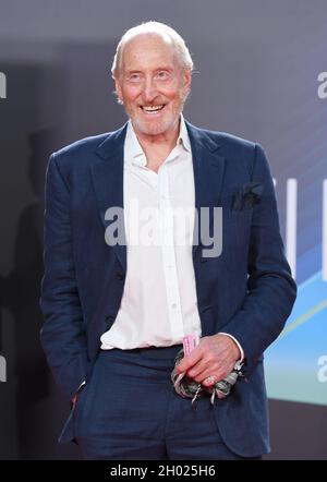 Londra, Regno Unito. 10 Ott 2021. L'attore britannico Charles Dance partecipa alla prima del Tender Bar al 65° BFI London Film Festival il 10 ottobre 2021. Foto di Rune Hellestad/UPI Credit: UPI/Alamy Live News Foto Stock