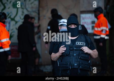 Aylesbury vale, Regno Unito. I bailiffs del National Eviction Team (NET) bloccano l'ingresso al campo. HS2 ha iniziato a evocare i manifestanti HS2 scavati in grandi fortezze boschive nella GUERRA contro il campo di HS2 oggi. La terra al largo della A413 appena fuori Wendover è di proprietà del Buckinghamshire Council, ma è stato sequestrato da un ordine del tribunale da HS2 Ltd. La costruzione della ferrovia ad alta velocità 2 sta avendo un impatto devastante sui boschi e siti faunistici a Wendover. Credit: Maureen McLean/Alamy Foto Stock