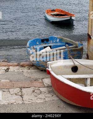 Piccole imbarcazioni ad Anemomylos, Garitsa Bay, Corfù, Grecia, Foto Stock