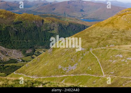 Il ripido sentiero tortuoso di un sentiero escursionistico comune fino a ben Nevis, la vetta più alta del Regno Unito Foto Stock
