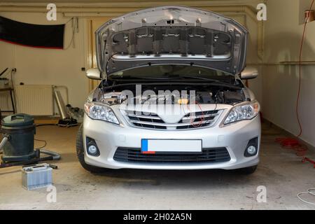 Auto in un garage di riparazione Foto Stock