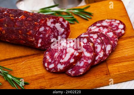 Salsiccia semi-secca affumicata cruda Braunschweig Foto Stock