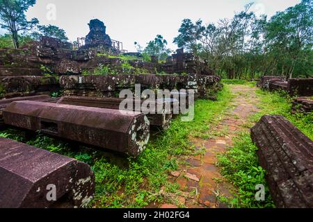 Colonne e altre parti di costruzione che si stendono a terra sulle rovine di Mio Figlio. Foto Stock