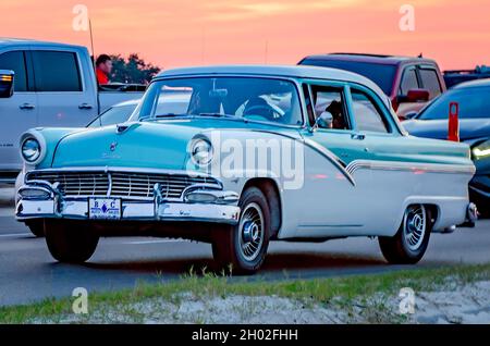 Una Ford Fairlane d'epoca percorre l'autostrada 90 durante il 25 ottobre 2021, a Biloxi, Mississippi, la mostra annuale di auto d'epoca Cruisin' the Coast. Foto Stock