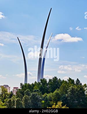 Vista dell'Air Force Memorial presa dal cimitero nazionale di Arlington ad Arlington, Virginia Foto Stock