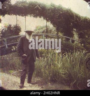 Una foto di Claude Monet nel suo giardino a Giverny dal suo famoso ponte pedonale giapponese Foto Stock