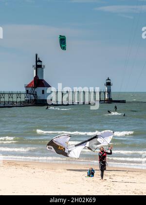 St Joseph MI USA, 26 settembre 2021; i boarder Kite giocano sulla spiaggia del parco di Tiscornia, sulle rive del lago Michigan negli Stati Uniti Foto Stock