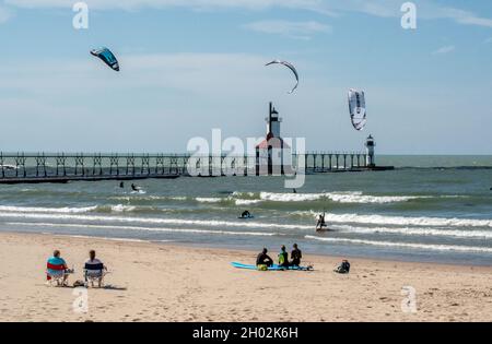 St Joseph MI USA, 26 settembre 2021; gli appassionati di kite e i surfisti giocano sul lago presso la casa di luce di St Joseph Foto Stock