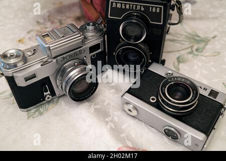 Tre telecamere sovietiche - Chaika 2, Kiev 4 e Lubitel 166 Foto Stock