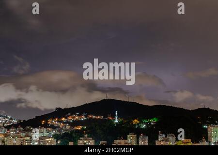 Foto con la Basilica di nostra Signora Aiuto dei cristiani (Basílica de Nossa Senhora Auxiliadora), una delle più grandi di Nitreói, Rio de Janeiro, Brasile Foto Stock