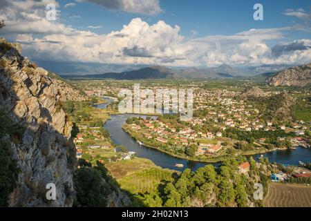 Vista dall'alto della città di Dalyan nella regione di Mugla, Turchia Foto Stock