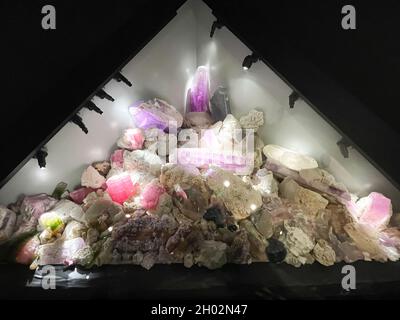 Belle pietre gemme in mostra in un caso illuminato Foto Stock