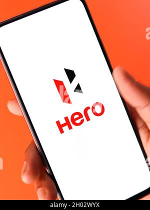 West Bangal, India - 09 ottobre 2021 : logo Hero sullo schermo del telefono immagine stock. Foto Stock