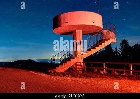 punto di vista mostviertelblick nelle alpi della bassa austria nella notte con stelle e luce artificiale Foto Stock