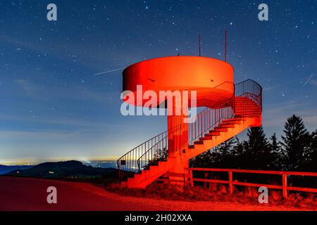 punto di vista mostviertelblick nelle alpi della bassa austria nella notte con stelle e luce artificiale Foto Stock