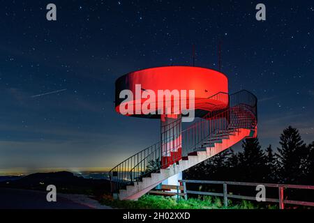 punto di vista mostviertelblick nelle alpi della bassa austria nella notte con stelle e luce artificiale Foto Stock