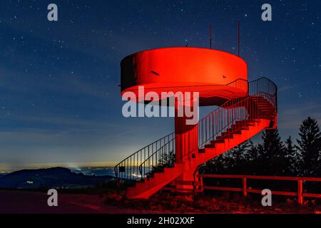 punto di vista mostviertelblick nelle alpi della bassa austria nella notte con stelle e luce artificiale Foto Stock