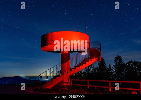punto di vista mostviertelblick nelle alpi della bassa austria nella notte con stelle e luce artificiale Foto Stock