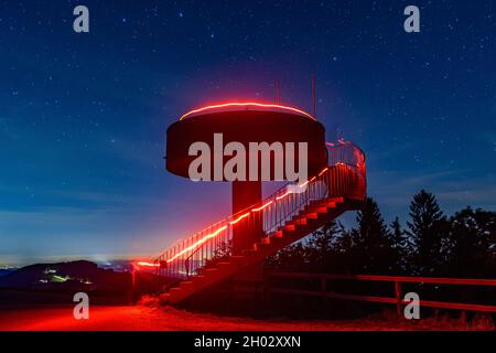 punto di vista mostviertelblick nelle alpi della bassa austria nella notte con stelle e luce artificiale Foto Stock