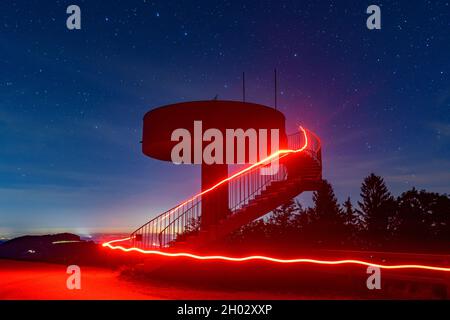 punto di vista mostviertelblick nelle alpi della bassa austria nella notte con stelle e luce artificiale Foto Stock