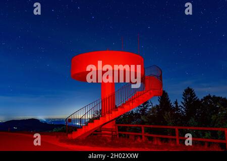 punto di vista mostviertelblick nelle alpi della bassa austria nella notte con stelle e luce artificiale Foto Stock