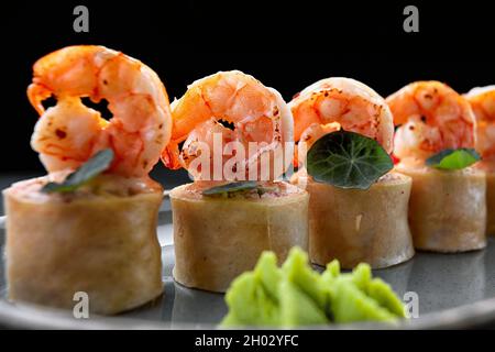 Sushi rotolini con omelette, gamberetti e bastoncini di granchio Foto Stock