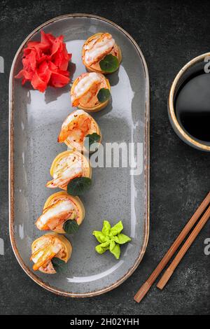 Sushi rotolini con omelette, gamberetti e bastoncini di granchio Foto Stock