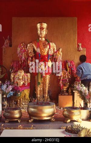 Thailandia: Una statua di Vishnu a quattro armi con un'aggiunta successiva testa di Buddha presso il santuario buddista indù di San Phra Kan, Lopburi. Il centro storico di Lopburi risale all'epoca dei Dvaravati (VI-XIII secolo). Originariamente era conosciuto come Lavo o Lavapura. Dopo la fondazione del regno di Ayutthaya nel XV secolo, Lopburi era una roccaforte dei governanti di Ayutthaya. In seguito divenne una nuova capitale reale durante il regno di re Narai il Grande del regno di Ayutthaya a metà del XVII secolo. Foto Stock