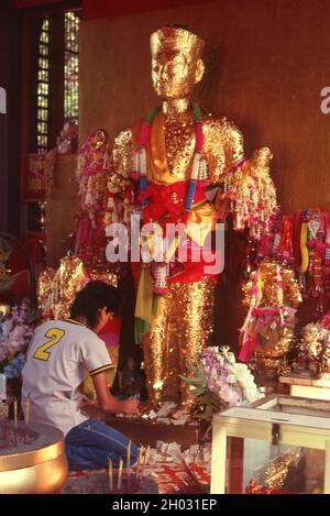 Thailandia: Una statua di Vishnu a quattro armi con un'aggiunta successiva testa di Buddha presso il santuario buddista indù di San Phra Kan, Lopburi. Il centro storico di Lopburi risale all'epoca dei Dvaravati (VI-XIII secolo). Originariamente era conosciuto come Lavo o Lavapura. Dopo la fondazione del regno di Ayutthaya nel XV secolo, Lopburi era una roccaforte dei governanti di Ayutthaya. In seguito divenne una nuova capitale reale durante il regno di re Narai il Grande del regno di Ayutthaya a metà del XVII secolo. Foto Stock