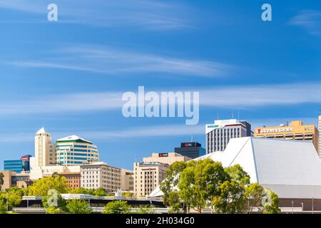 Adelaide, South Australia - 23 febbraio 2020: Lo skyline della città di Adelaide è stato osservato attraverso l'Elder Park in una giornata intensa Foto Stock