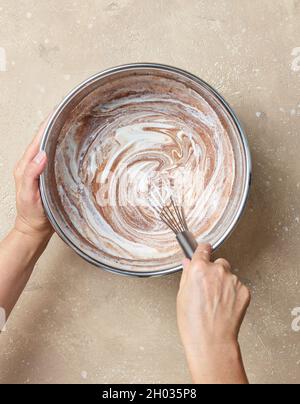 processo di preparazione dell'impasto per la torta al cioccolato, miscelazione dello yogurt nell'impasto, vista dall'alto Foto Stock