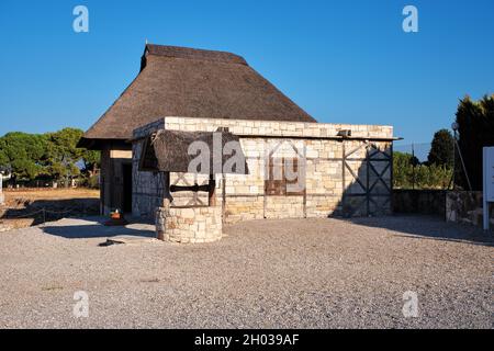 Urla, Izmir, Turchia - Settembre, 2021: Antica casa di civiltà greca e il più antico stabilimento di produzione di olio d'oliva nello Ionio Klazomenai in Ur Foto Stock