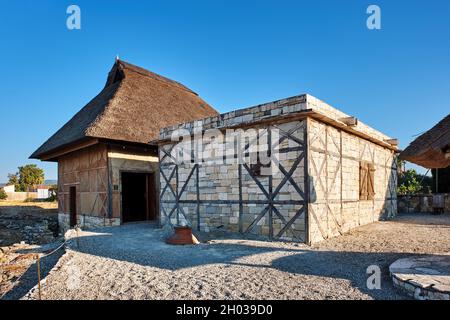 Urla, Izmir, Turchia - Settembre, 2021: Antica casa di civiltà greca e il più antico stabilimento di produzione di olio d'oliva nello Ionio Klazomenai in Ur Foto Stock