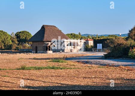 Urla, Izmir, Turchia - Settembre, 2021: Antica casa di civiltà greca e il più antico stabilimento di produzione di olio d'oliva nello Ionio Klazomenai in Ur Foto Stock