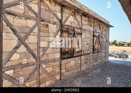 Urla, Izmir, Turchia - Settembre, 2021: Antica casa di civiltà greca con muri in pietra e persiane di legno nel villaggio Ionio Klazomenai in Urla, Iz Foto Stock