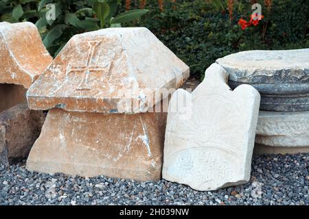 Urla, Izmir - Settembre 2021: Le lapidi dell'antica città greca di Klazomenai. Sito archeologico di Urla Izmir Turchia. Foto Stock