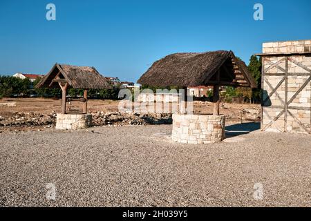 Urla, Izmir, Turchia - Settembre, 2021: Pozzo d'acqua antico a Klazomenai, insediamento greco ionico a Urla, Izmir, Turchia. Foto Stock