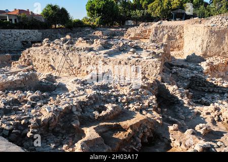 Urla, Turchia - Settembre, 2021: Sito archeologico di scavo dell'antica città preistorica dell'età del bronzo Liman Tepe o Limantepe a Urla, Izmir, Turco Foto Stock