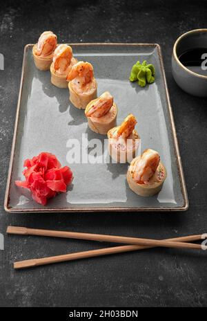 Sushi rotolini con omelette, gamberetti e bastoncini di granchio Foto Stock