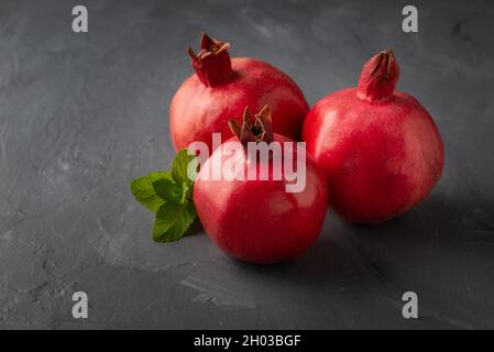 Deliziosa frutta di melograno su sfondo grigio Foto Stock