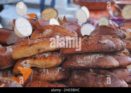 Pane appena sfornato, prodotti da forno, glutine, pane di fichi, pain aux figues, al mercato locale Foto Stock